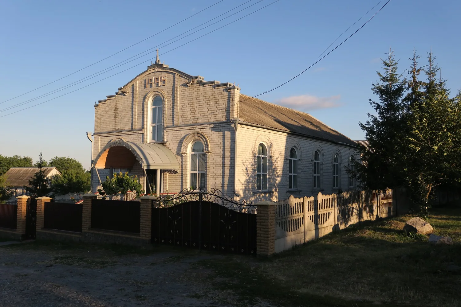 Цегляний будинок молитви церкви ЄХБ у Салисі